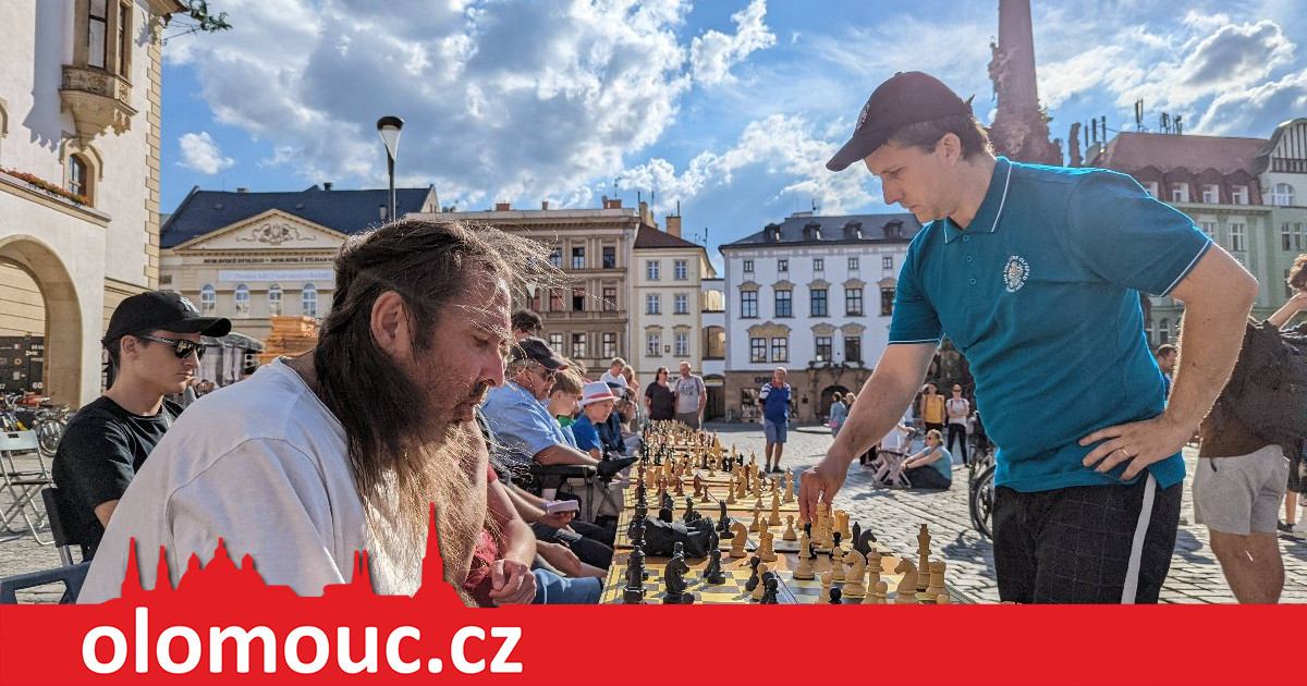 来自世界各地的国际象棋棋手正前往奥洛穆茨。传统的国际象棋比赛将由广场上的模拟人开始